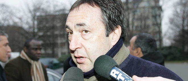 Jean-Pierre Bernes, fin 2004. Au telephone, celui qui se dit l'agent << le plus puissant du football francais >> defouraille a tout-va contre les dirigeants de l'OM.