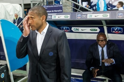 Le nouvel entraineur de Marseille Franck Passi (g) et le coordinateur sportif Basile Boli lors de la demi-finale de la Coupe de France face a Sochaux, le 20 avril 2016 a Auguste Bonal