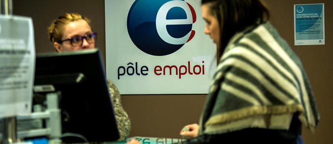 Un employe de pole Emploi recoit une chomeuse a Lille, en 2015. Image d'illustration.