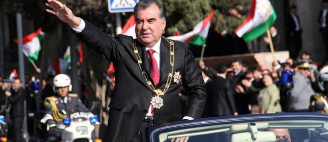 Plebiscite. Le president tadjik Emomali Rakhmon, reelu pour son quatrieme mandat consecutif avec plus de 80 % des suffrages, lors de la ceremonie d'investiture, le 16 novembre 2013
 