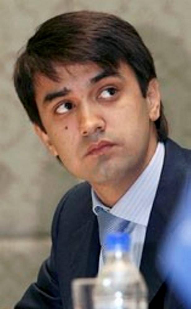 Qizlarning oyoqlari porno fotosuratlari külotlu çoraplarda