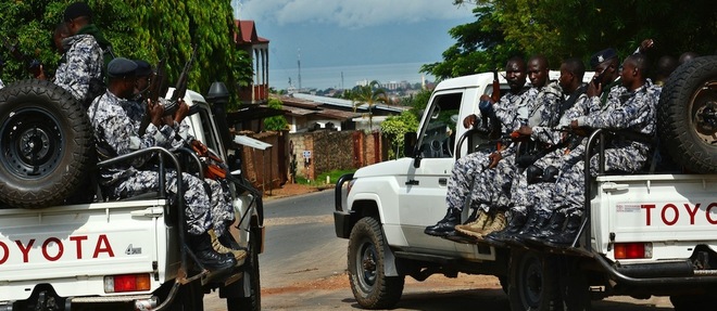 Les forces de securite burundaises pres du lieu de l'attaque qui a coute la vie au general Athanase Kararuza le 25 avril 2016 a Bujumbura.