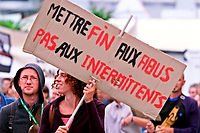 Près de 200 intermittents du spectacle défilent, le 23 juillet 2003 dans les rues de Lorient, pour protester contre la réforme de leur régime spécifique d'assurance chômage.  ©VALERY HACHE