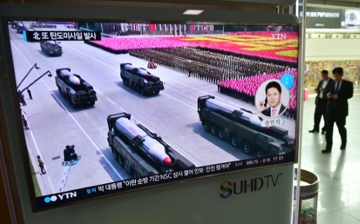Un écran de télévision dans une station de métro à Séoul montre des images de missiles nord-coréens, le 28 avril 2016 en Corée du Sud  © JUNG YEON-JE AFP