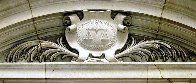 Photo prise au palais de justice de Paris d'un relief representant le blason de la justice et sa balance. 