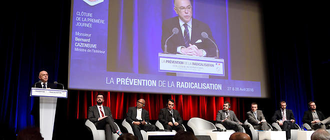 Le ministre de l'Interieur Bernard Cazeneuve lors de la Conference internationale sur la prevention de la radicalisation organisee a l'Ecole militaire a Paris le 27 avril.