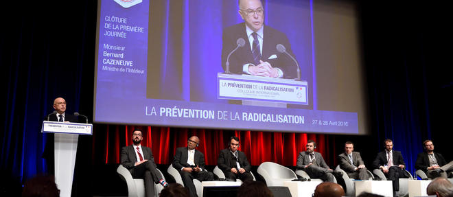 Le ministre de l'Interieur Bernard Cazeneuve lors de la Conference internationale sur la prevention de la radicalisation organisee a l'Ecole militaire a Paris le 27 avril.