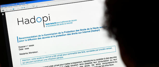 Une personne consulte une page internet de la Haute Autorite pour la diffusion des oeuvres et la protection des droits sur internet (Hadopi).
