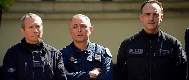 Au centre, le patron du GIGN Hubert Bonneau, accompagne a sa droite de Jean-Michel Fauvergue, chef du Raid, et a sa gauche de Christophe Molmy, a la tete de la BRI, le 19 avril 2016.
 
