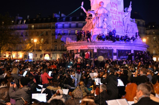 Un "Orchestre debout" de 300 musiciens et 150 choristes célèbre en musique le premier mois d'existence du mouvement "Nuit debout", place de la République à Paris, le 30 avril 2016 © MIGUEL MEDINA AFP