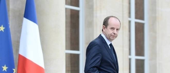 Le ministre de la Justice, Jean-Jacques Urvoas, a la sortie du conseil des ministres le 27 avril 2016 a l'Elysee a Paris