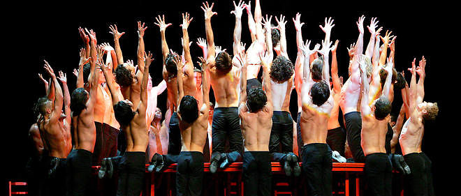 Les danseurs du "Bejart Ballet Lausanne" interpretent le "Bolero" de Maurice Ravel le 26 novembre 2004.