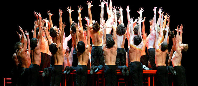 Les danseurs du "Bejart Ballet Lausanne" interpretent le "Bolero" de Maurice Ravel le 26 novembre 2004.