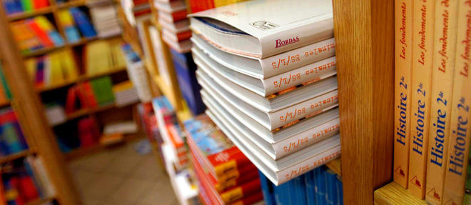 Les nouveaux manuels scolaires sont arrives dans les colleges francais (photo d'illustration).