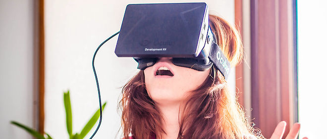 Une jeune femme portant un casque VR Oculus rift