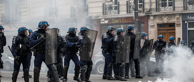 Un groupe de policiers se protege des projectiles lances par des manifestants le 28 avril dernier, lors d'un rassemblement contre la loi travail.