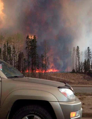 Canada : des milliers d'habitants sur les routes, menac&eacute;s par les incendies
