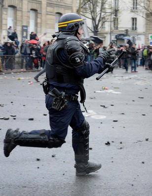 Violences lors des manifestations : la police d&eacute;bord&eacute;e ?