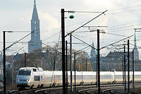Un TGV quitte la gare de Strasbourg. << Prohibitif >> pour beaucoup de travailleurs, le train a grande vitesse applique de surcroit des horaires << fantaisistes >>. (C)FREDERICK FLORIN