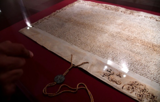Un document historique issu des Archives secrètes du Vatican exposé au Palazzo del Vicariato Vecchio à Rome le 3 mai 2016 © TIZIANA FABI AFP