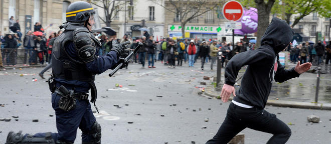A Paris, le 9 avril. En deux mois, le bilan de la contestation est lourd : plus de 1 000 interpellations, 300 policiers ou gendarmes et des centaines de manifestants ont ete blesses.