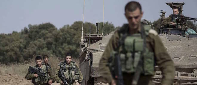 Des soldats israeliens a la frontiere sud de la bande de Gaza le 4 mai.