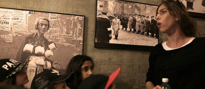 Des ecoliers visitent une exposition sur l'Holocauste dans un kibboutz le 4 mai, veille de la Journee de la Shoah.