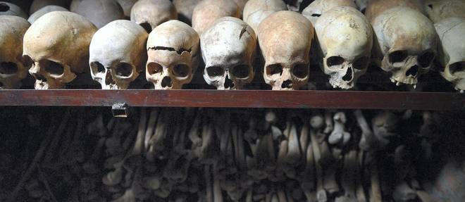 Des os humains exposes au memorial de Nyamata, en memoire des milliers de morts tues lors du genocide rwandais d'avril 1994. 
 