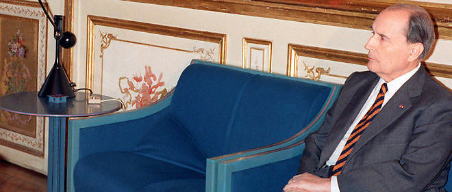 Photo de Francois Mitterrand prise le 11 avril 1989, alors president de la Republique, assis sur un fauteuil cree par le designer Pierre Paulin.