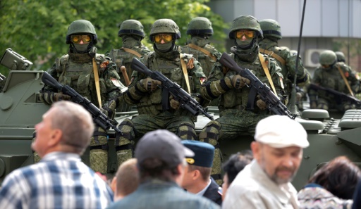 Pourquoi Les Russes Veulent Envahir L Ukraine Ukraine: les rebelles défilent avec leurs armes pour célébrer la