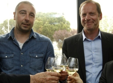 Frederic Rouanet, president du syndicat des Vignerons de l'Aude (G) et Christian Prudhomme, patron du Tour de France, le 10 mai 2016 a Narbonne