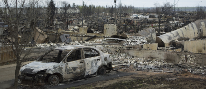 De tres violents incendies ont ravage une partie de la ville canadienne de Fort McMurray, ou pres de 100 000 personnes ont du etre evacuees.
