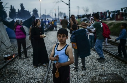 Des migrants dans le camp de fortune d'Idomeni a la frontiere greco-macedonienne, le 1er avril 2016