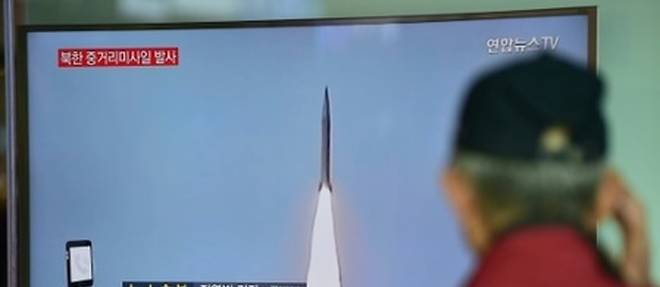 Un homme regarde le 28 avril 2016 a Seoul des images d'archives de la television nord coreenne du lancement d'un missile nord-coreen