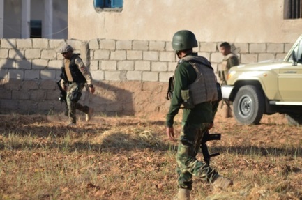 Des forces speciales tunisiennes prennent part a une operation anti-terroriste pres de Ben Guerdane a la frontiere libyenne, le 19 mars 2016