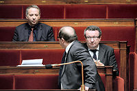 Pascal Cherki de dos (C) s'adresse à Laurent Baumel (à gauche) et à Christian Paul (à droite) durant le débat sur la loi Macron en février 2015. Un an plus tard, les mêmes ont bien l'intention de mener la fronde parlementaire contre la réforme du droit du travail. ©STEPHANE DE SAKUTIN