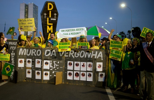 Des partisans de la destitution de Dilma Rousseff manifestent devant le Parlement à Brasilia le 11 mai 2016 © ANDRESSA ANHOLETE AFP
