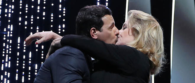 Un baiser de cinema entre Laurent Lafitte et Catherine Deneuve.