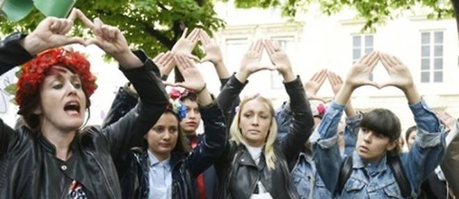 Des femmes manifestent contre le harcelement sexuel le 11 mai 2016 devant l'Assemblee nationale a Paris