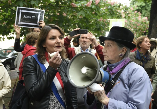 La députée écologiste Eva Sas (g), lors d'une manifestation contre le harcèlement sexuel, le 11 mai 2016 devant l'Assemblée nationale à Paris © DOMINIQUE FAGET AFP