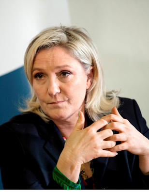 Front national : Marine Le Pen joue l'apaisement en graciant Gollnisch