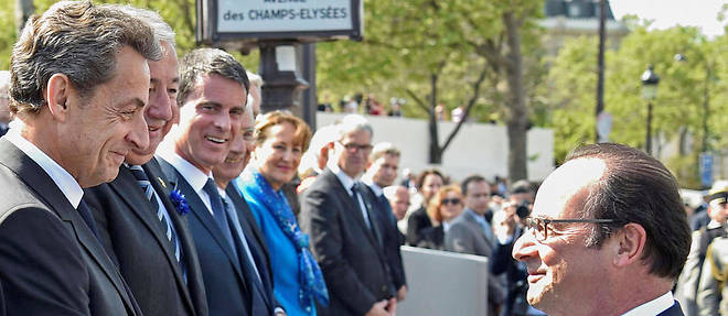 Le president Hollande salue l'ex-president Sarkozy, le 8 mai, place de l'Etoile. Ensemble... pour les commemorations de la fin de la Seconde Guerre mondiale.