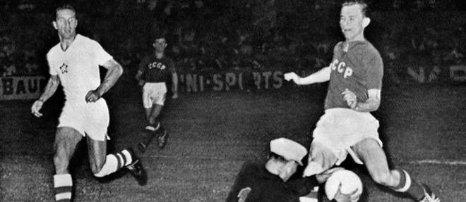 Le gardien tchecoslovaque Viliam Schrojf s'illustre a Marseille le 6 juillet 1960 face a l'URSS.