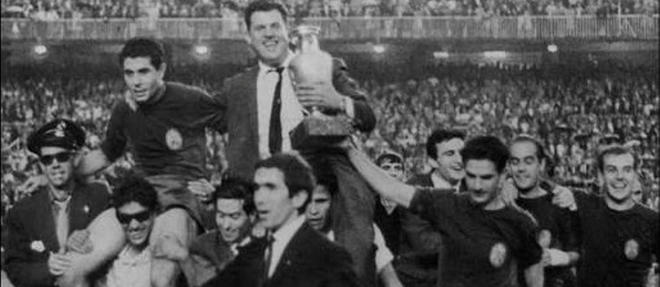 Le selectionneur Jose Villalonga est porte en triomphe apres la victoire de l'Espagne a l'Euro 1964.