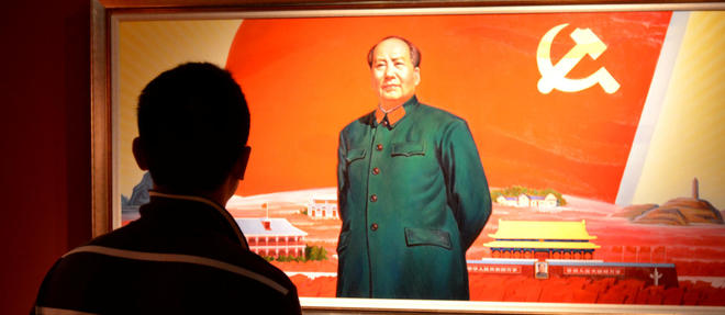 Un Chinois devant un tableau de Mao Tse-toung dans un musee de Shanghai.