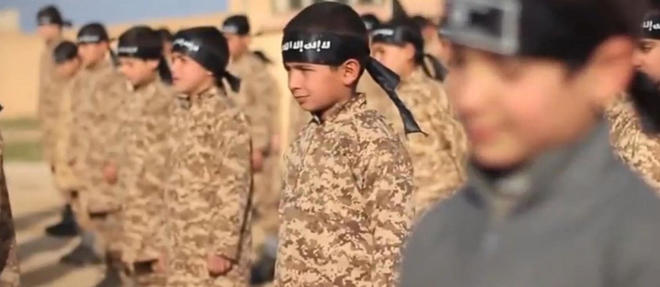 L'Etat islamique a recrute plus d'un millier d'enfants soldats l'an dernier. (Capture d'ecran tiree d'un film de propagande.)