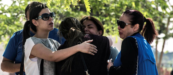 La tristesse des familles des passagers du vol Paris-Le Caire qui a disparu.