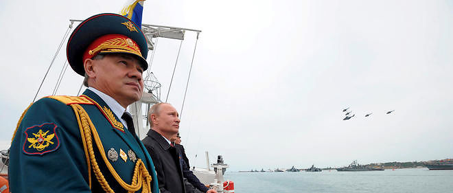 "Jour de la Victoire". Vladimir Poutine et Serguei Choigou assistent a une parade navale et aerienne a l'occasion du 69e anniversaire de la victoire alliee sur les nazis, a Sebastopol, en Crimee, le 9 mai 2014.