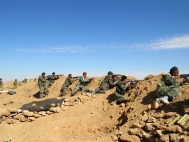 Des soldats syriens tiennent leurs posititons dans la region de Raqa en Syrie le 19 fevrier 2016