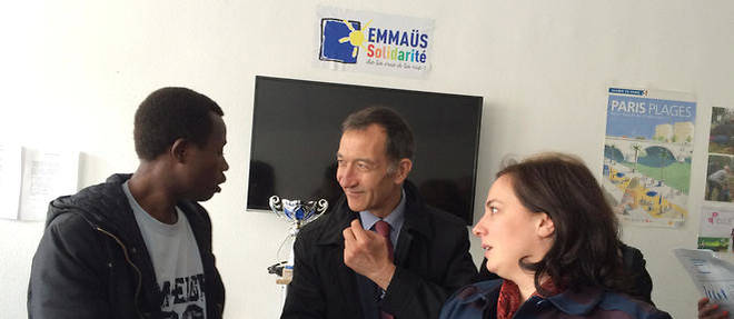 Francois Dagnaud, maire PS du 19e arrondissement, et la ministre du Logement Emmanuelle Cosse dans le lycee Jean-Quarre, transforme en centre d'accueil pour migrants.